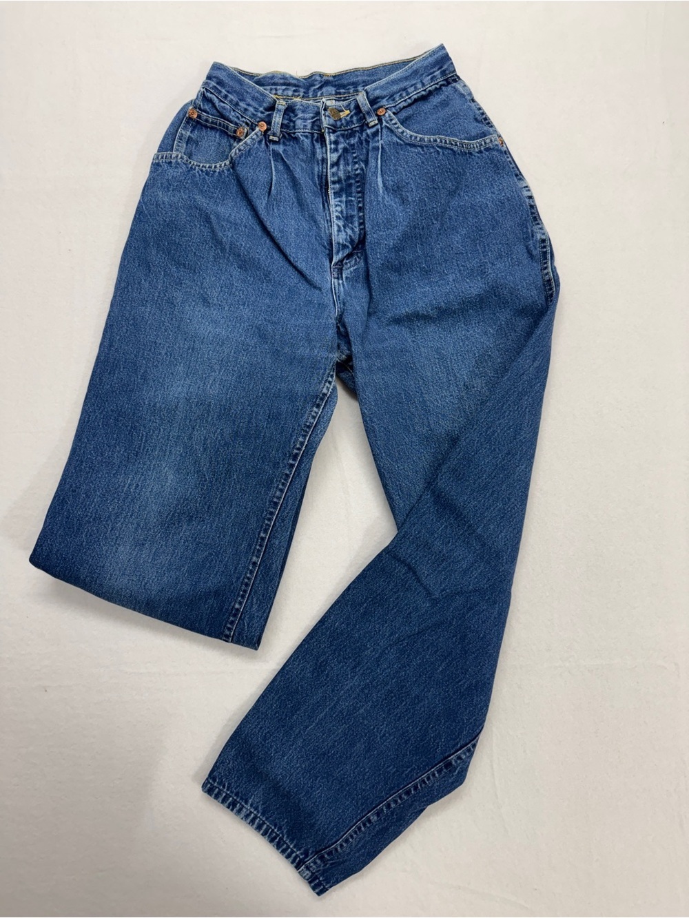 Vintage Lee women's High Waist Tapered Leg Jeans in Classic Blue Denim Size 9